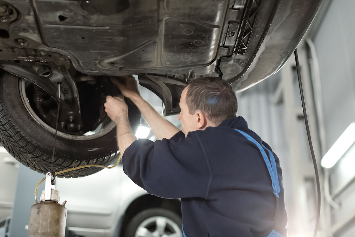 wymiana płynu hamulcowego wykonywana przez mechanika