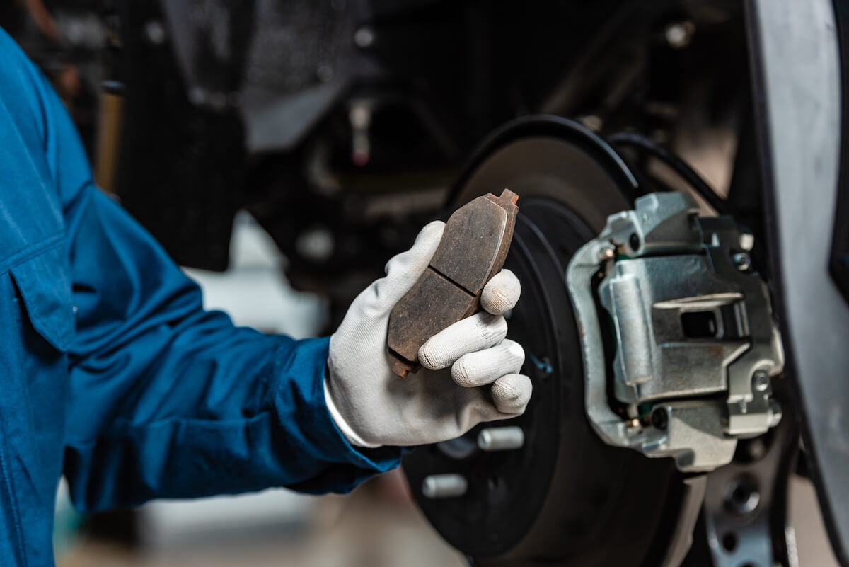 wymiana klocków hamulcowych dokonywana przez mechanika