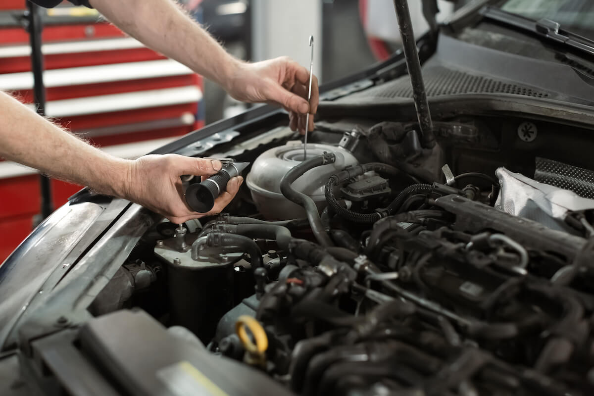 wymiana płynu chłodniczego dokonywana przez mechanika