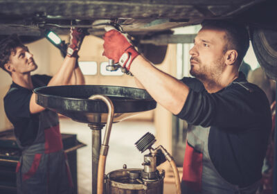 dynamiczna wymiana oleju dokonywana przez mechaników