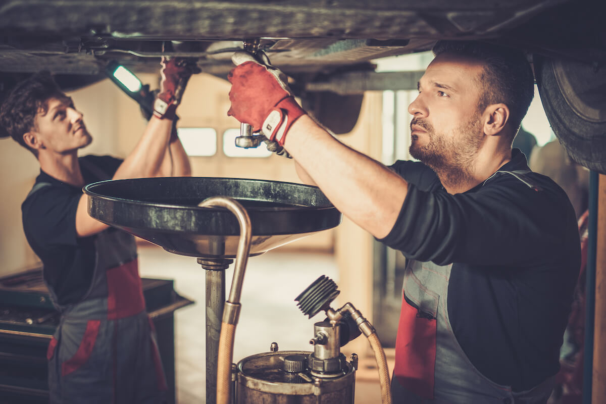 dynamiczna wymiana oleju dokonywana przez mechaników